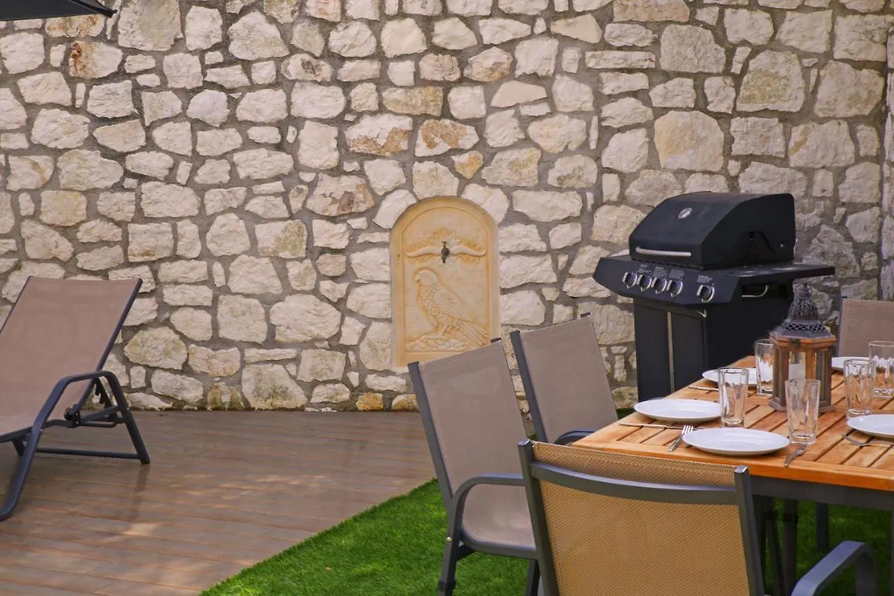 Amarianos Villas أيّا إفيميا